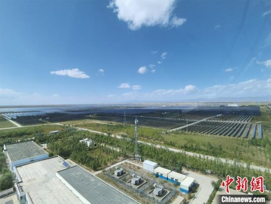 圖為塔拉灘光伏產業(yè)園區(qū)。　祁增蓓　攝