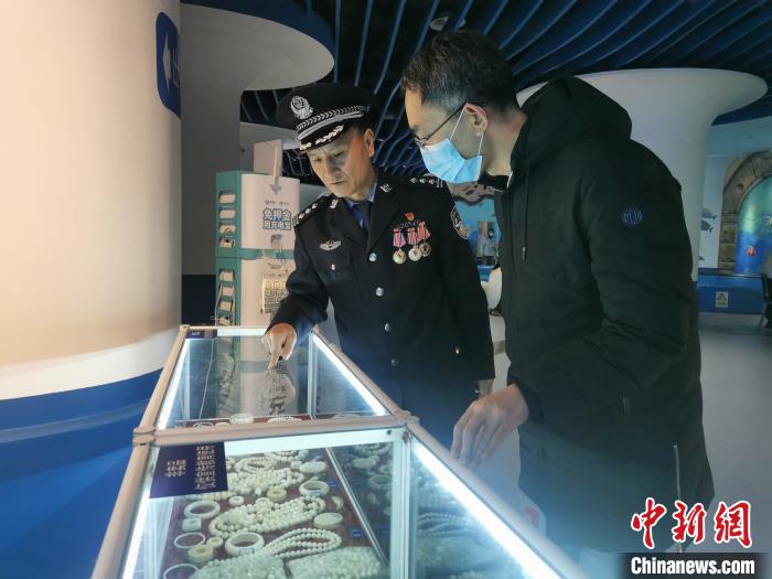 圖為森林警察為游客講解查獲這些象牙制品過程中發(fā)生的真實故事?！∥乃碱?攝