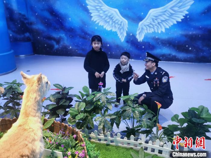圖為森林警察為小朋友科普野生動物保護知識?！∥乃碱?攝