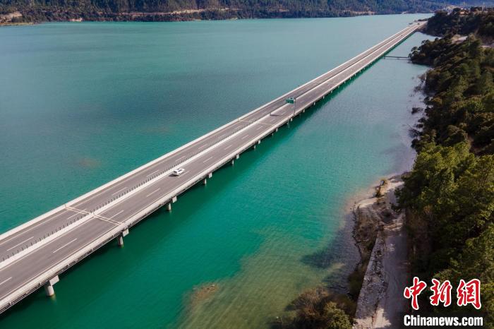 資料圖為西藏拉薩至林芝高等級公路多布湖風(fēng)光?！〗w波 攝