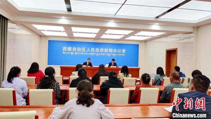 圖為西藏阿里地區(qū)在拉薩召開(kāi)新聞發(fā)布會(huì)，發(fā)布西藏和平解放70年來(lái)阿里地區(qū)經(jīng)濟(jì)社會(huì)發(fā)展成就。　貢桑拉姆 攝