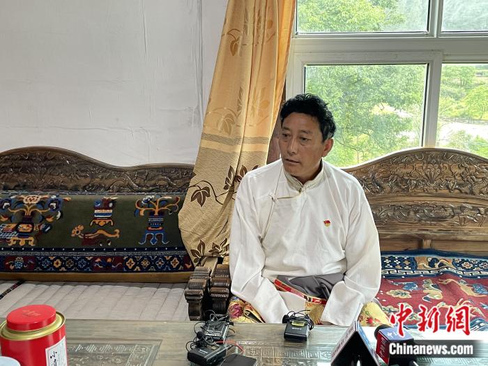巴卡村黨支部書記、村委會(huì)主任尼瑪次仁。周璟 攝