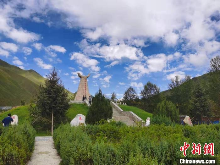 圖為三江源自然保護(hù)區(qū)紀(jì)念碑。　青海省文化和旅游廳供圖