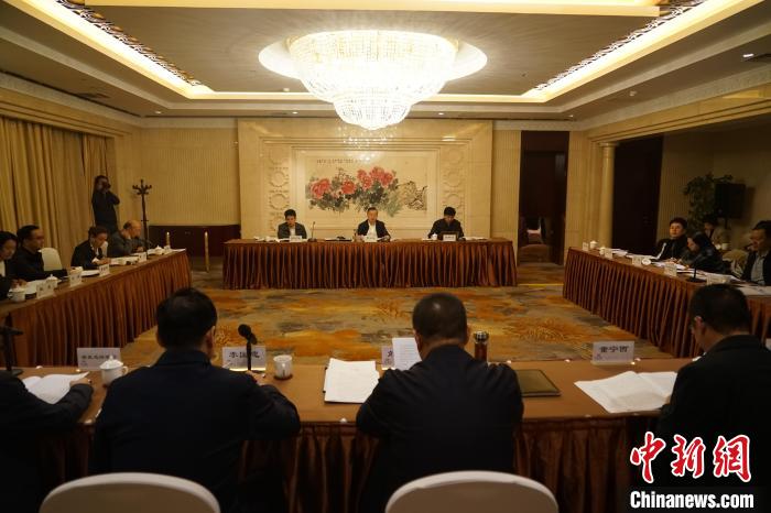圖為座談會(huì)現(xiàn)場(chǎng)?！∨擞隄?攝