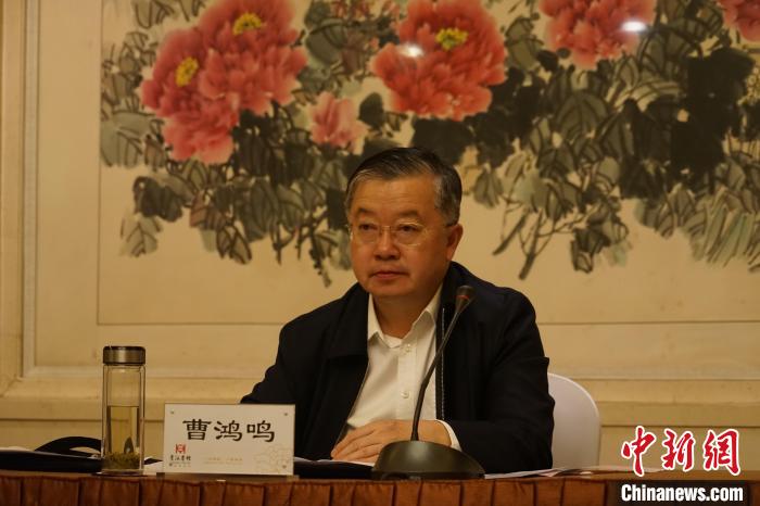 圖為全國人大常委會(huì)委員、全國人大華僑委員會(huì)副主任委員、致公黨中央副主席曹鴻鳴講話?！∨擞隄?攝