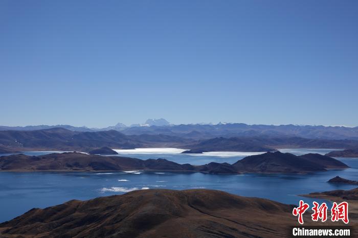 圖為從海拔約5000米的魯日拉觀景臺俯瞰羊湖?！∪轿木?攝