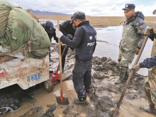 巡山途中車輛陷入泥坑。