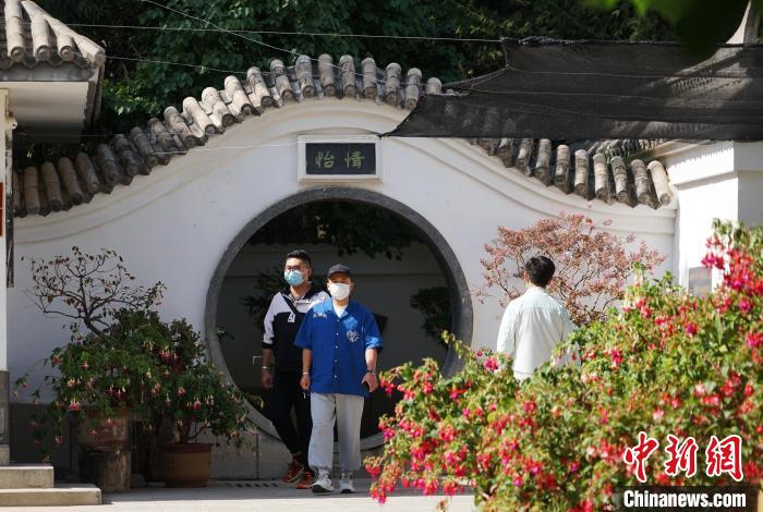 圖為市民在西寧園林植物園內(nèi)觀花賞景?！●R銘言 攝