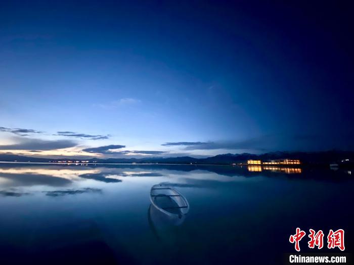 圖為茶卡天空壹號(hào)景區(qū)?！±罱瓕?攝