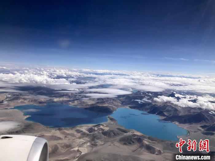 西藏阿里到拉薩航班途經(jīng)的高原湖泊?！?lt;a target='_blank' href='/'><p  align=