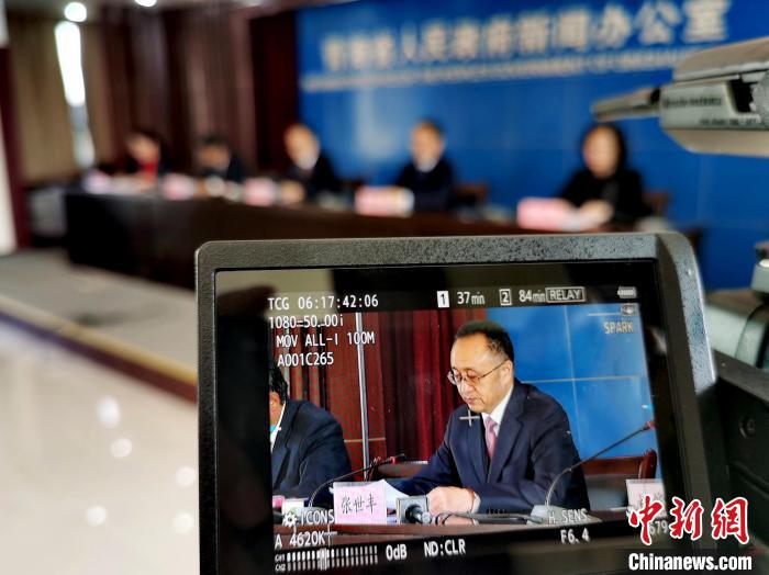 圖為青海省水利廳廳長張世豐參加新聞發(fā)布會?！?zhí)砀?攝
