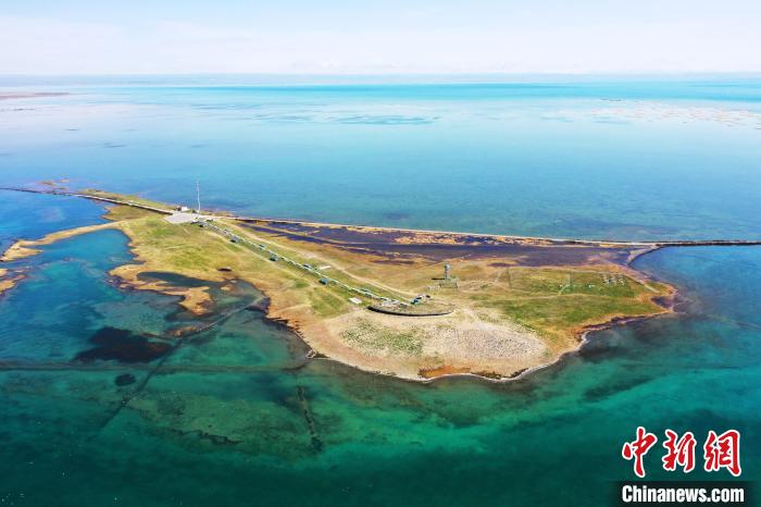 圖為無人機(jī)航拍青海湖?！≮w海梅 攝