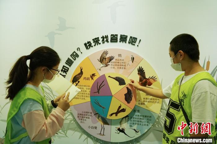 圖為小朋友在青海西寧湟水國家濕地公園科普館內(nèi)參觀學(xué)習(xí)?！●R銘言 攝