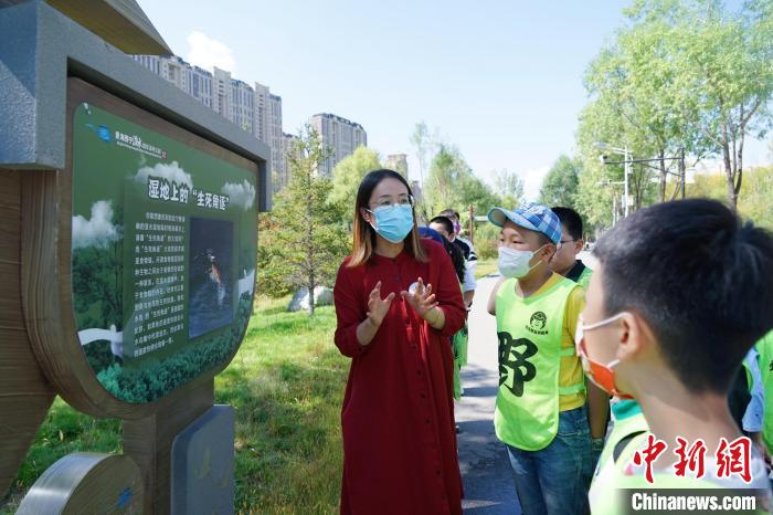 圖為小朋友在青海西寧湟水國家濕地公園內(nèi)學(xué)習(xí)濕地知識(shí)。　馬銘言 攝
