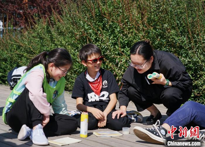 圖為小朋友在青海西寧湟水國家濕地公園內(nèi)認(rèn)識(shí)植物并進(jìn)行繪畫?！●R銘言 攝