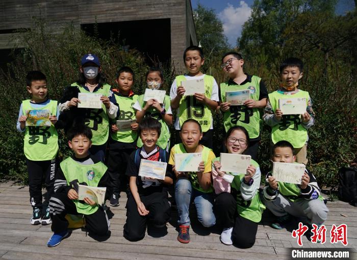 圖為小朋友展示學(xué)習(xí)成果?！●R銘言 攝