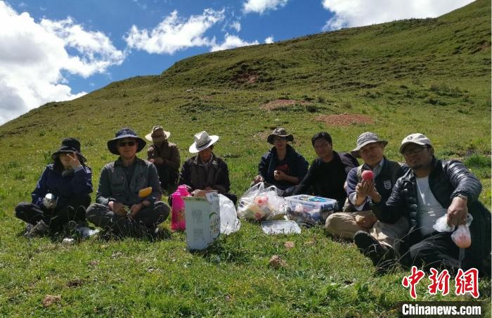 科研團(tuán)隊(duì)在熱魯盆地工作合影?！≈锌圃呵嗖馗咴?供圖