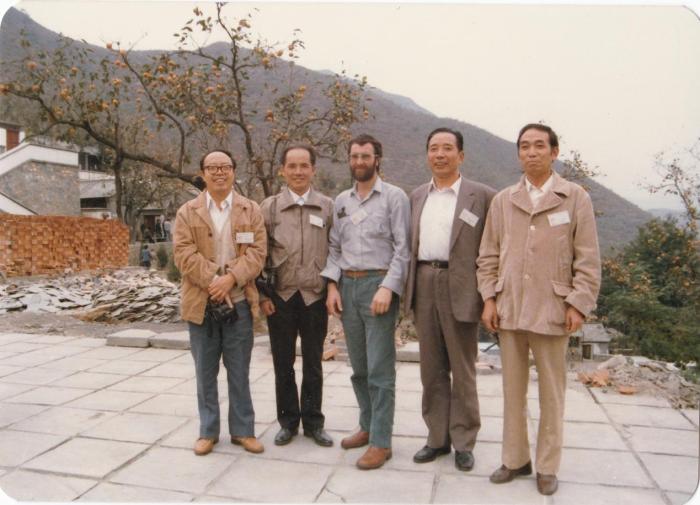 1987年早期脊椎動物國際研討會在中國舉行，劉玉海先生(右一)與中外同行專家合影?！avin Young(澳大利亞) 供圖
