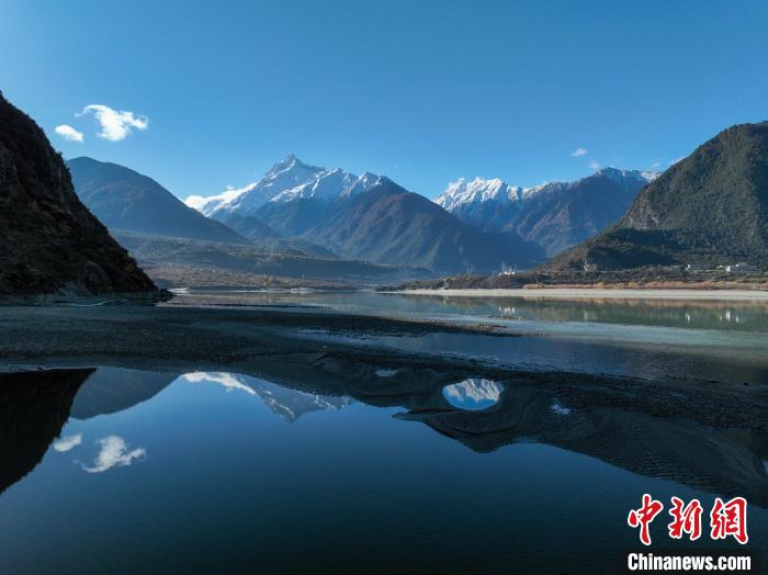 西藏林芝雅魯藏布江和遠(yuǎn)處的雪山?！《拘?攝