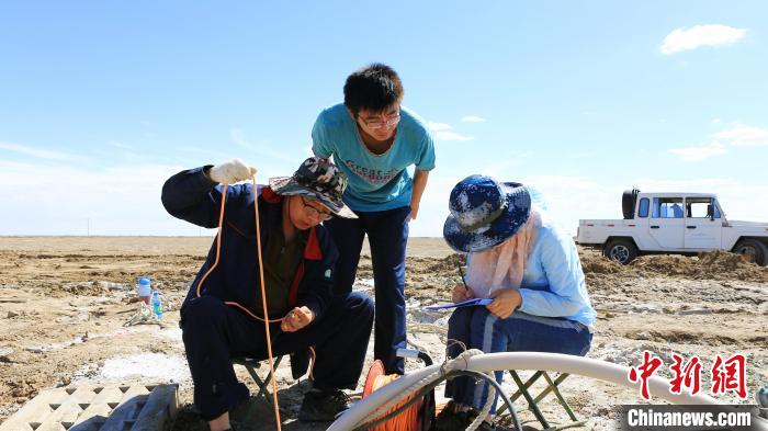 圖為專家測(cè)量鹽湖鹵水水位。(資料圖) 柴綜院 供圖