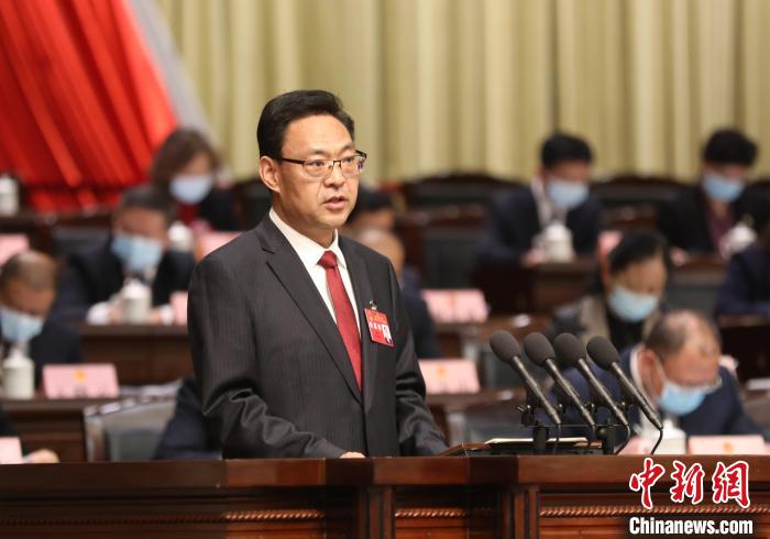 圖為青海省西寧市人民政府代市長石建平作政府工作報(bào)告?！∑钤鲚?攝