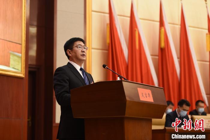 圖為青海省果洛州人民政府州長葉萬彬作政府工作報(bào)告?！　《嘟馨盒?攝