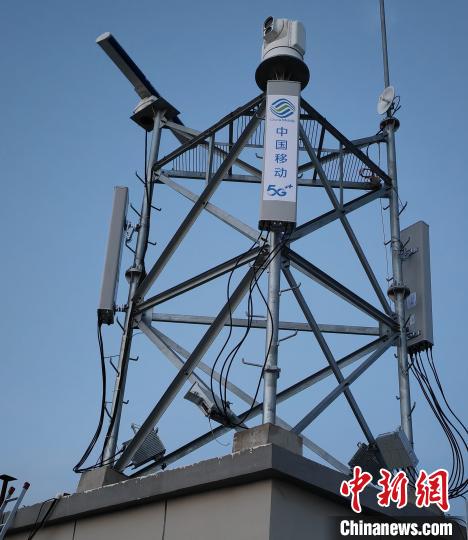 資料圖為建在龍羊峽湖區(qū)內(nèi)的5G基站?！∏嗪Ｒ苿?dòng)海南分公司供圖