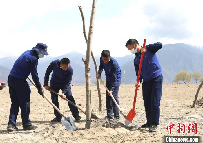 林芝市巴宜區(qū)森林消防中隊志愿服務(wù)隊正在平坑。　西繞拉翁 攝