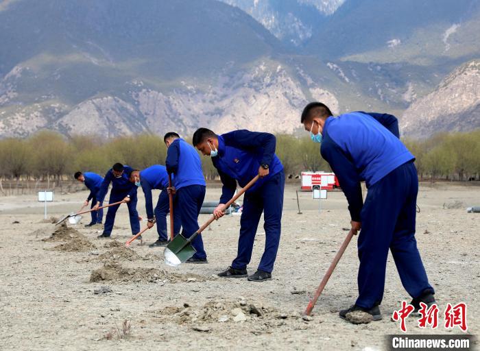 林芝市巴宜區(qū)森林消防中隊志愿服務(wù)隊正在揮鍬鏟土。　西繞拉翁 攝