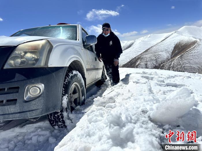 圖為生態(tài)管護(hù)人員準(zhǔn)備在雪地推車。　丁巴達(dá)杰 攝