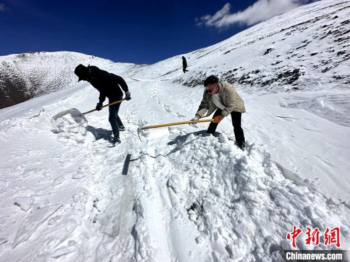 圖為生態(tài)管護(hù)人員在巡護(hù)道路上清雪。　丁巴達(dá)杰 攝