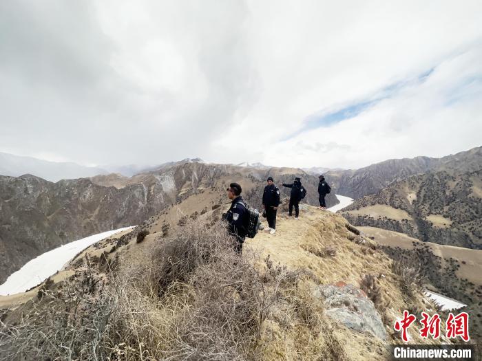 圖為曲麻萊縣崗當(dāng)村的生態(tài)管護(hù)人員開展巡護(hù)?！《“瓦_(dá)杰 攝
