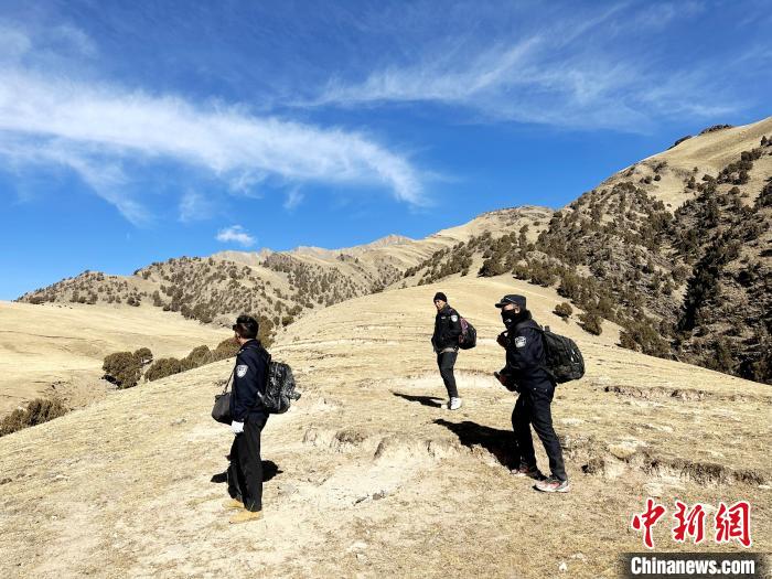圖為生態(tài)管護(hù)人員開展巡護(hù)?！《“瓦_(dá)杰 攝