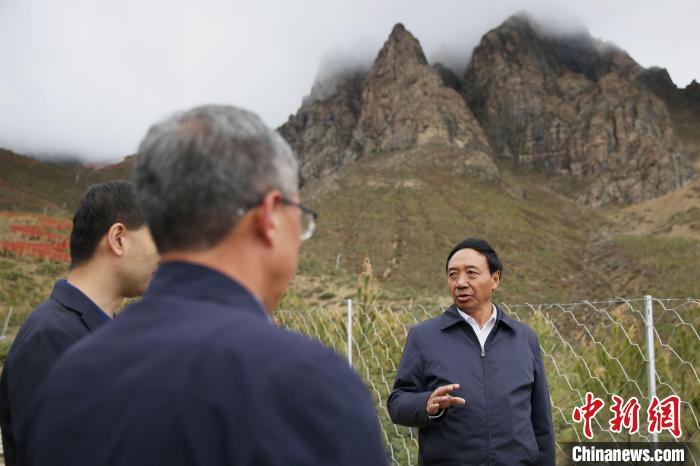 圖為西藏自治區(qū)人大常委會副主任、拉薩南北山綠化指揮部副總指揮江白(右)?！∝暣_ 攝