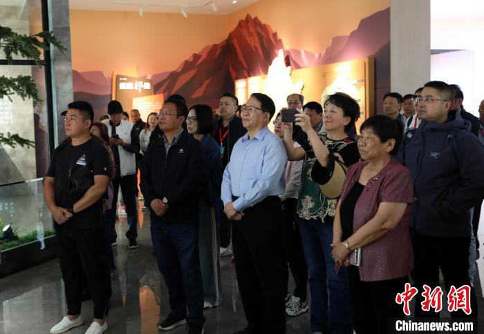 圖為臺(tái)商參訪祁連山國家公園生態(tài)科普館?！⊙Φ?攝