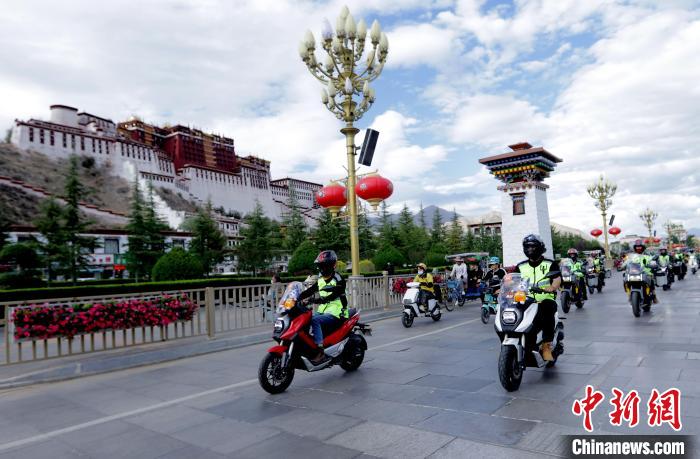圖為2023年極地G219集結(jié)賽暨金卡納場地賽選手途經(jīng)拉薩布達拉宮?！∮文恋厍蚬﹫D