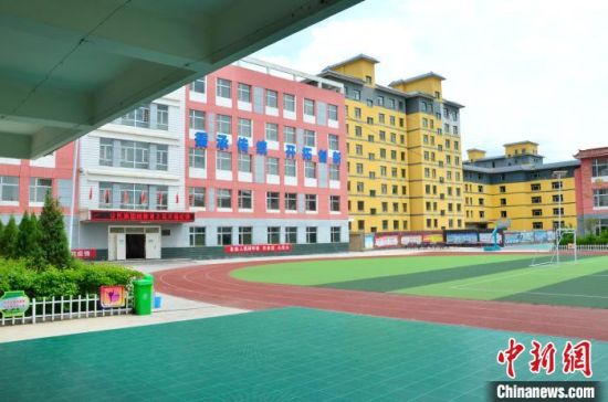 圖為化隆縣第一小學(xué)?！◆?shù)り枴z