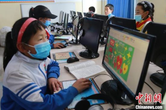 圖為鄉(xiāng)村學(xué)校少年宮的孩子們正在上電腦課?！〔抛尡尽z