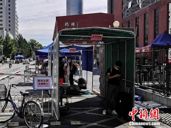 中國科學院大學校門外，豎立著“家長止步”的提示牌。 中新網 張尼 攝