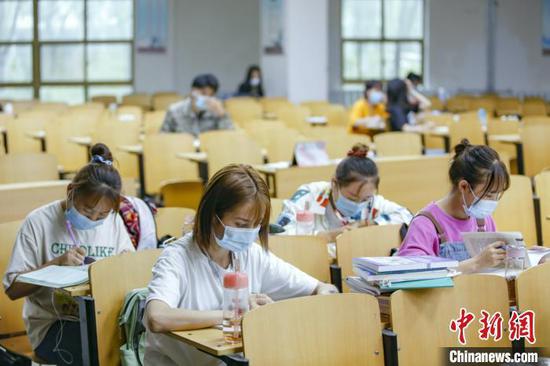 資料圖：學生在圖書館自習室內學習。　劉宵華 攝