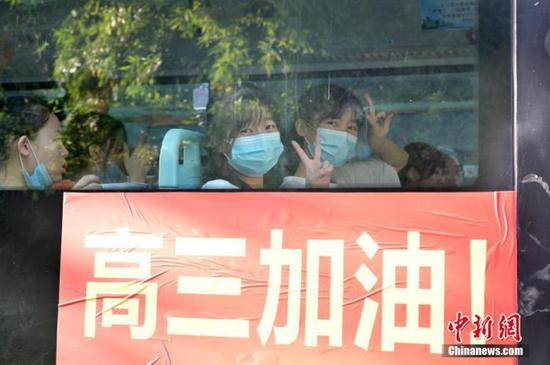 資料圖：2020年7月，廣西南寧沛鴻民族中學內，高三學生乘坐高考專車前往考點。 中新社記者 俞靖 攝