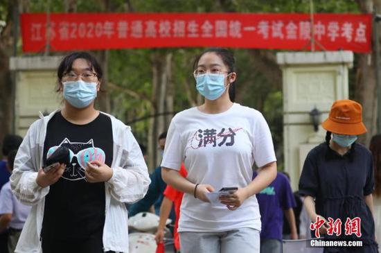 資料圖：2020年7月6日，江蘇南京一處考點(diǎn)，高考考生看完考場(chǎng)后走出考點(diǎn)。 中新社記者 泱波 攝