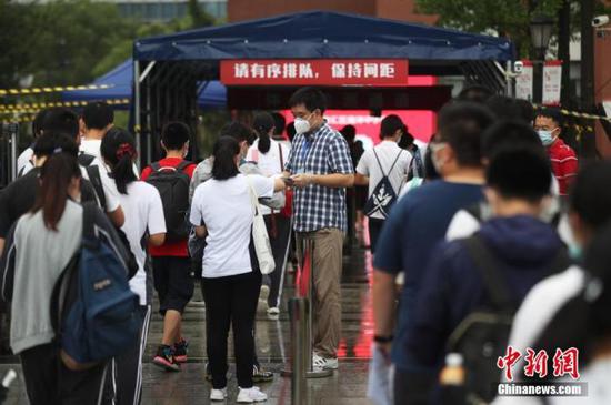 資料圖：2020年7月，上?？忌饺敫呖伎紙?chǎng)。張亨偉 攝