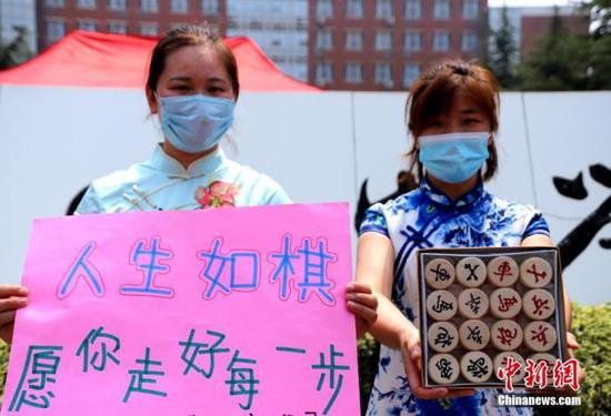 資料圖：2020年7月河南鄭州一高考考點(diǎn)，考生家長(zhǎng)送考 中新社記者 王中舉 攝