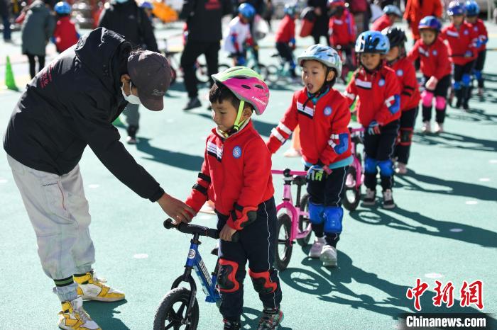 圖為拉薩市實驗幼兒園孩子們在教練的指導(dǎo)下練習(xí)滑步車?！『闻罾?攝