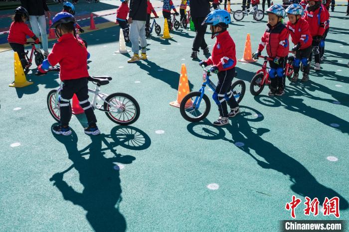 圖為拉薩市實驗幼兒園孩子們正在練習(xí)滑步車?！『闻罾?攝