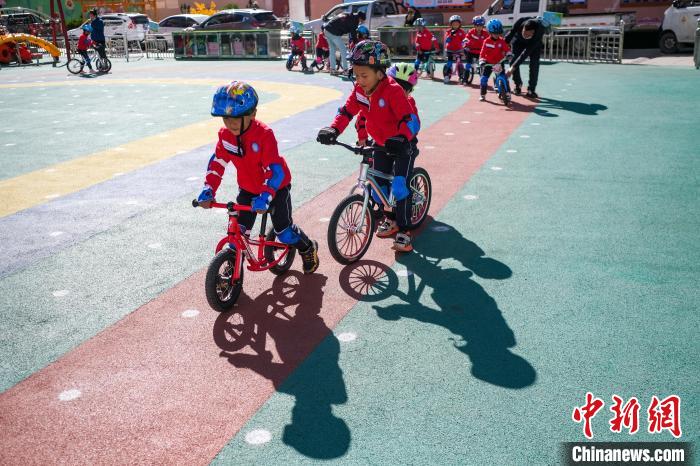 圖為拉薩市實驗幼兒園孩子們正在練習(xí)滑步車?！『闻罾?攝