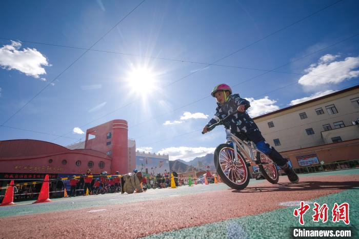 圖為拉薩市實驗幼兒園孩子們正在練習(xí)滑步車。　何蓬磊 攝