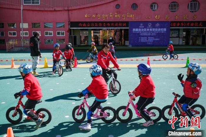 圖為拉薩市實驗幼兒園孩子們正在練習(xí)滑步車。　何蓬磊 攝