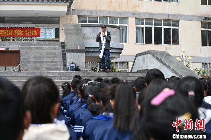 圖為西藏大學(xué)教授寧長(zhǎng)春為中學(xué)生授課?！≮w朗 攝